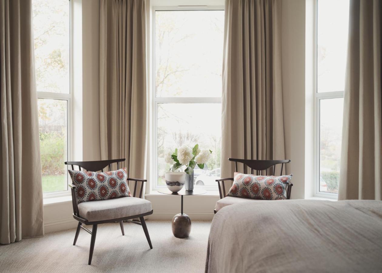 Leighton House - Boutique Guesthouse Бат Екстериор снимка Curtains in a bedroom