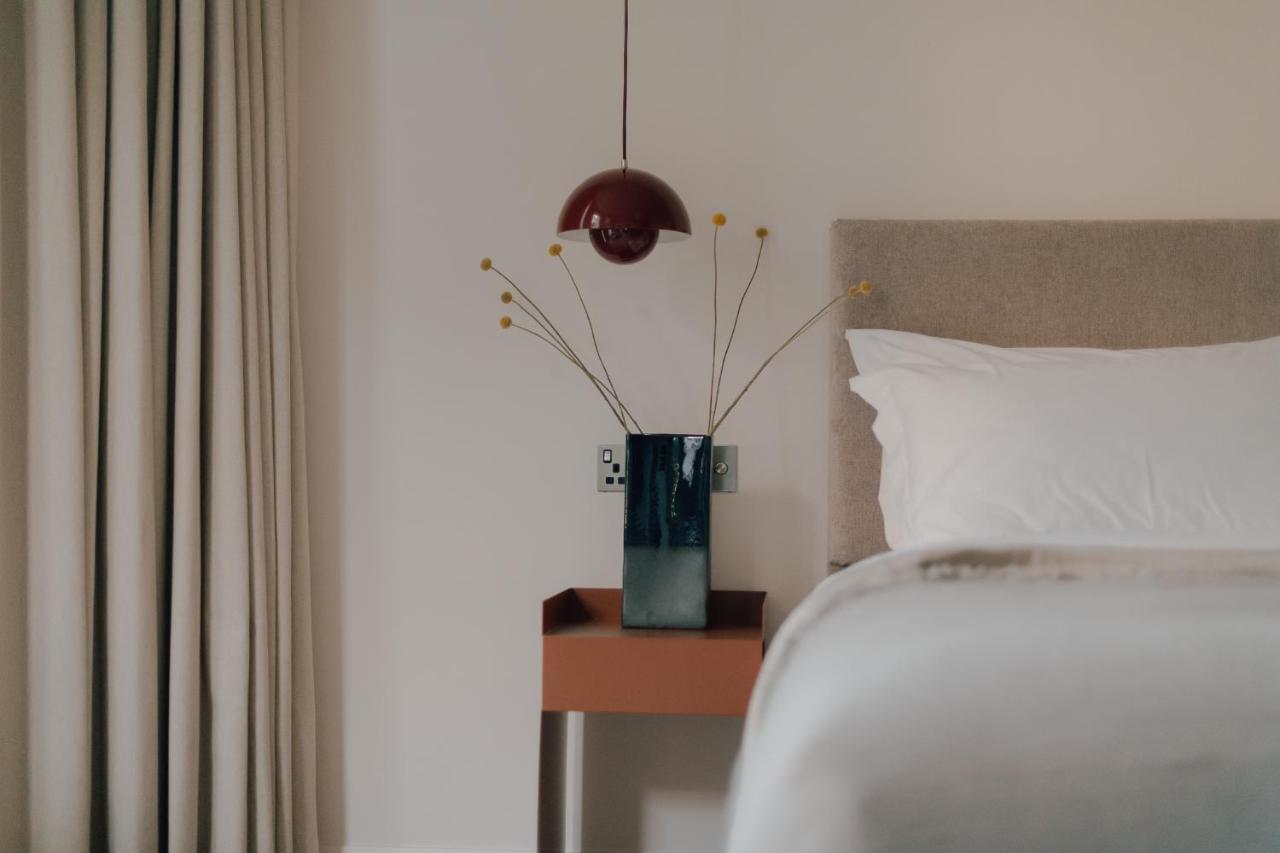 Leighton House - Boutique Guesthouse Бат Екстериор снимка A bedside table