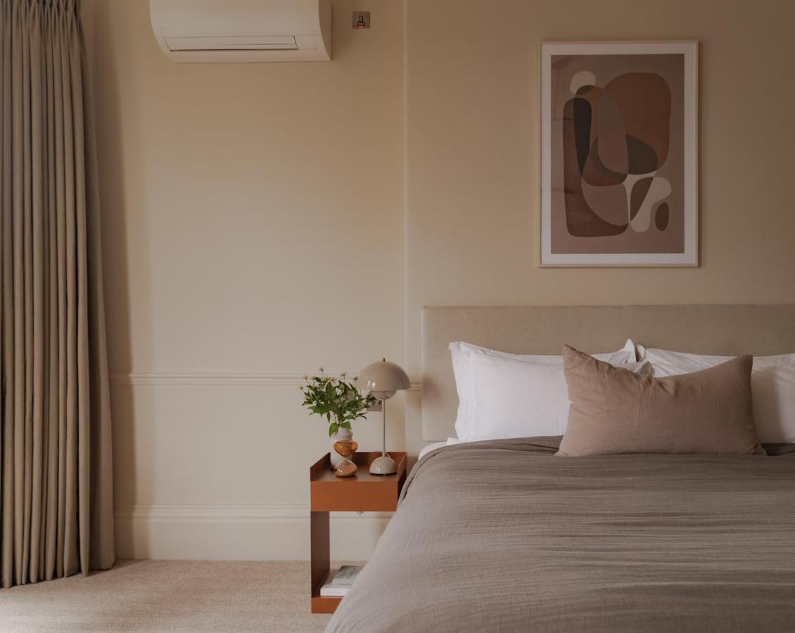 Leighton House - Boutique Guesthouse Бат Екстериор снимка A bedroom with a wall mounted air conditioner