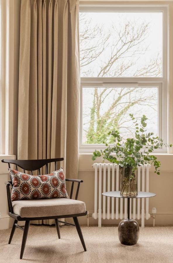 Leighton House - Boutique Guesthouse Бат Екстериор снимка A window with a windowsill