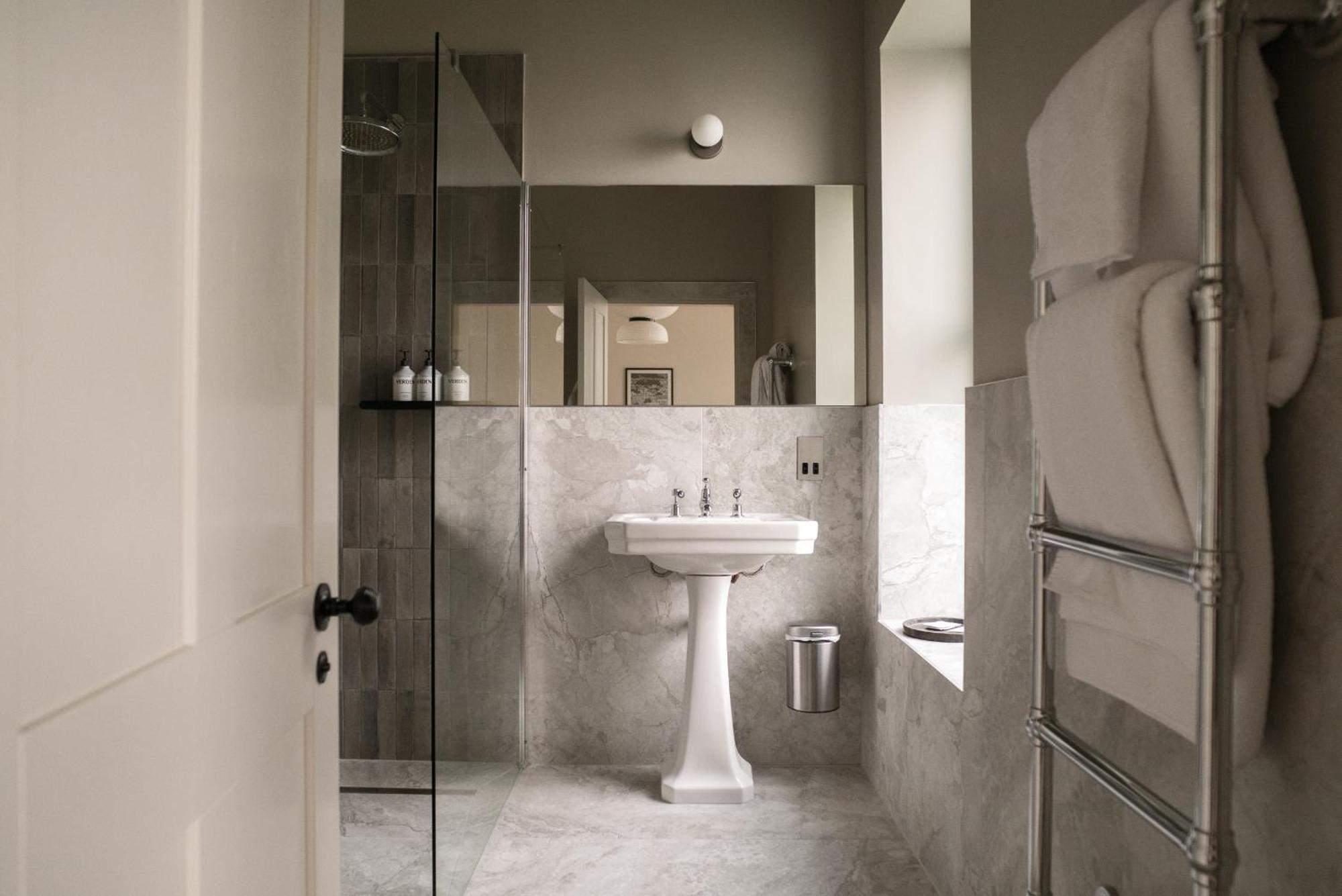 Leighton House - Boutique Guesthouse Бат Екстериор снимка Bathroom