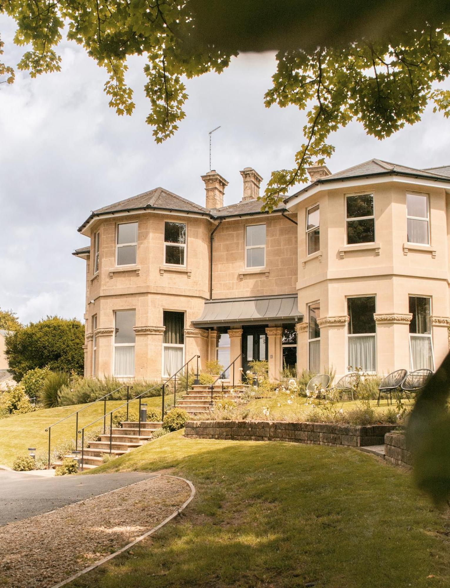 Leighton House - Boutique Guesthouse Бат Екстериор снимка The former vicarage of St. Andrew's Church, now the home of the school's headmaster