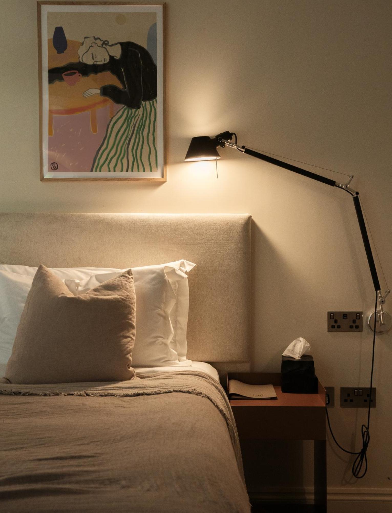 Leighton House - Boutique Guesthouse Бат Екстериор снимка A wall-mounted lamp