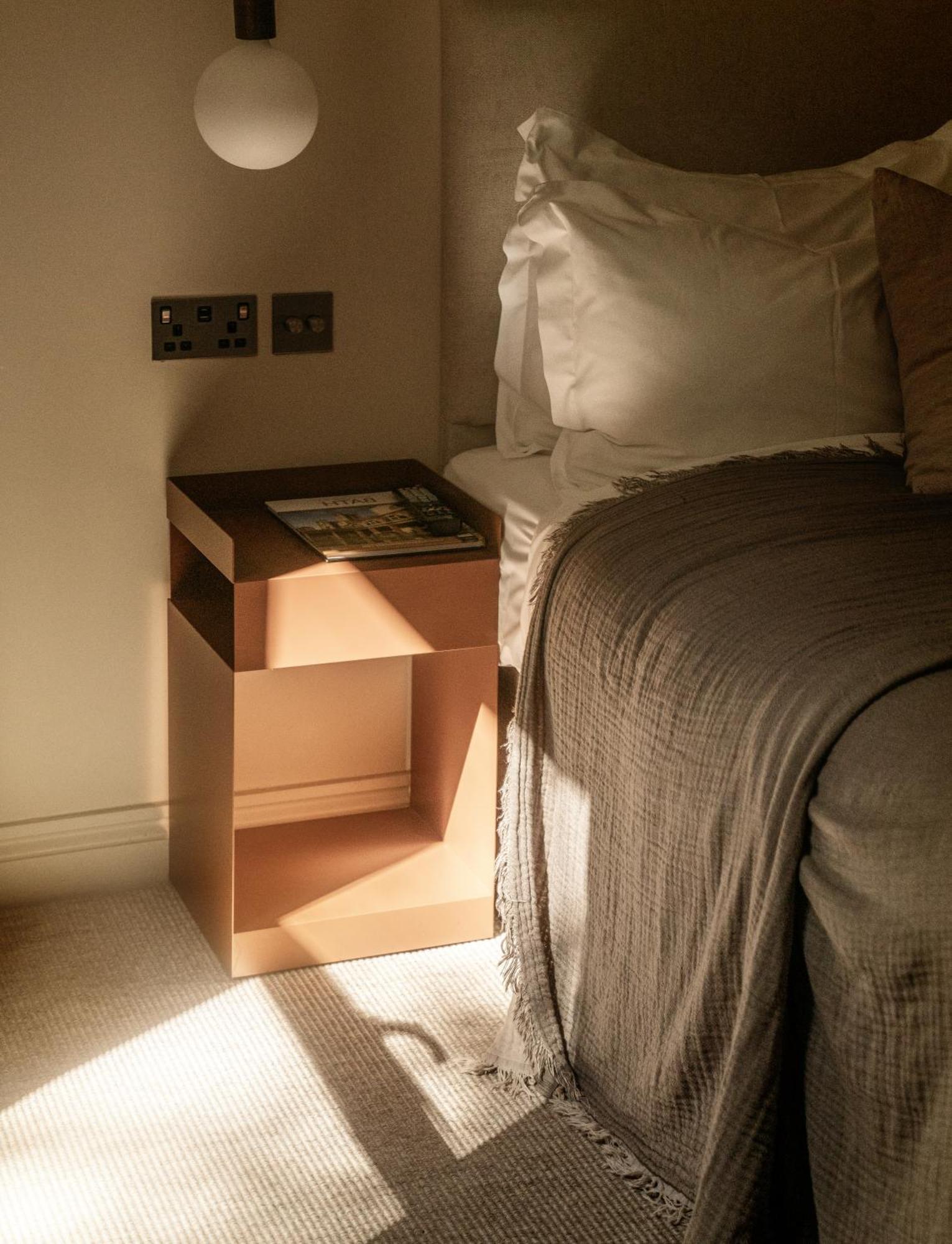 Leighton House - Boutique Guesthouse Бат Екстериор снимка A bedside table
