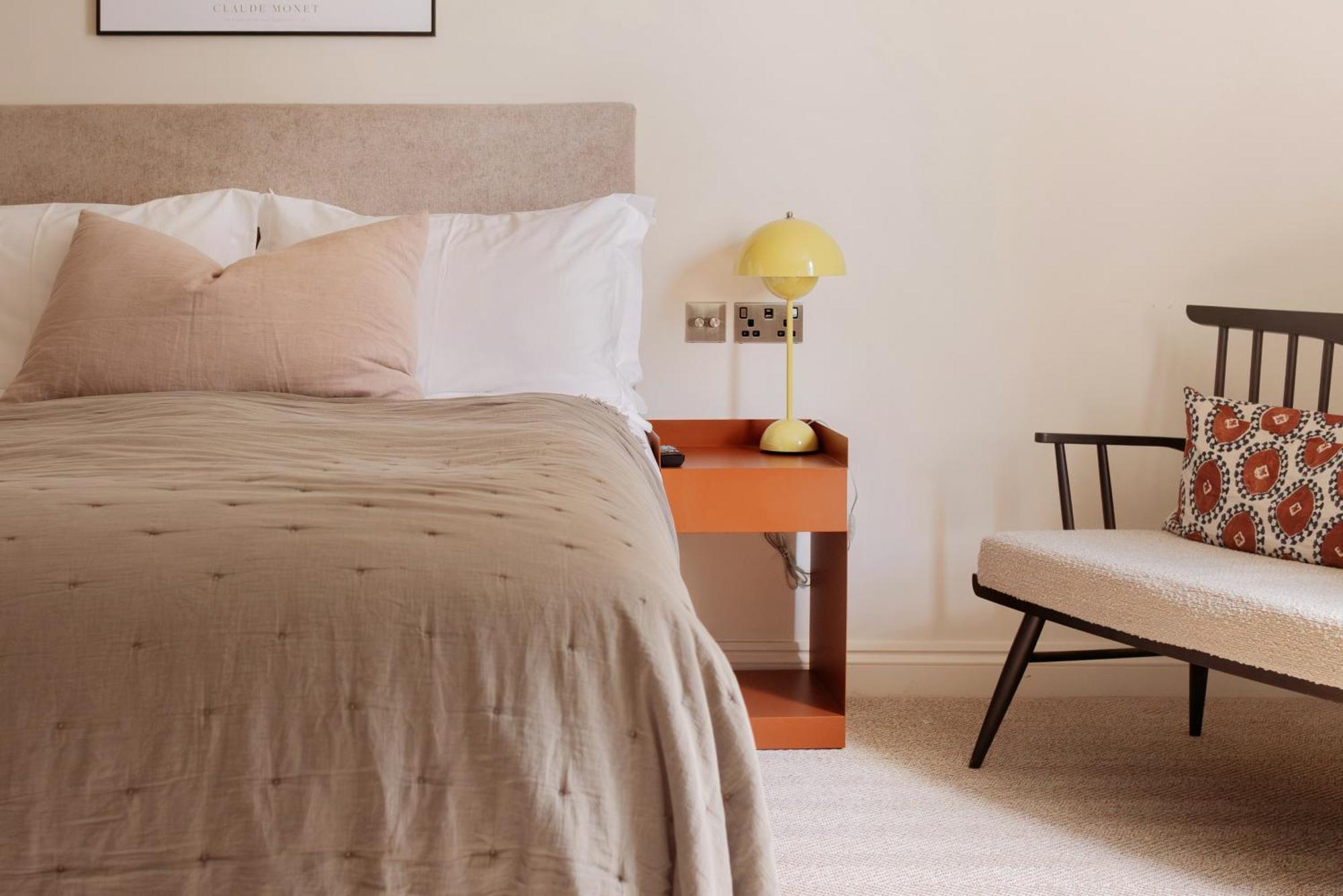 Leighton House - Boutique Guesthouse Бат Екстериор снимка A bedroom with a bed, a chair and a bedside table