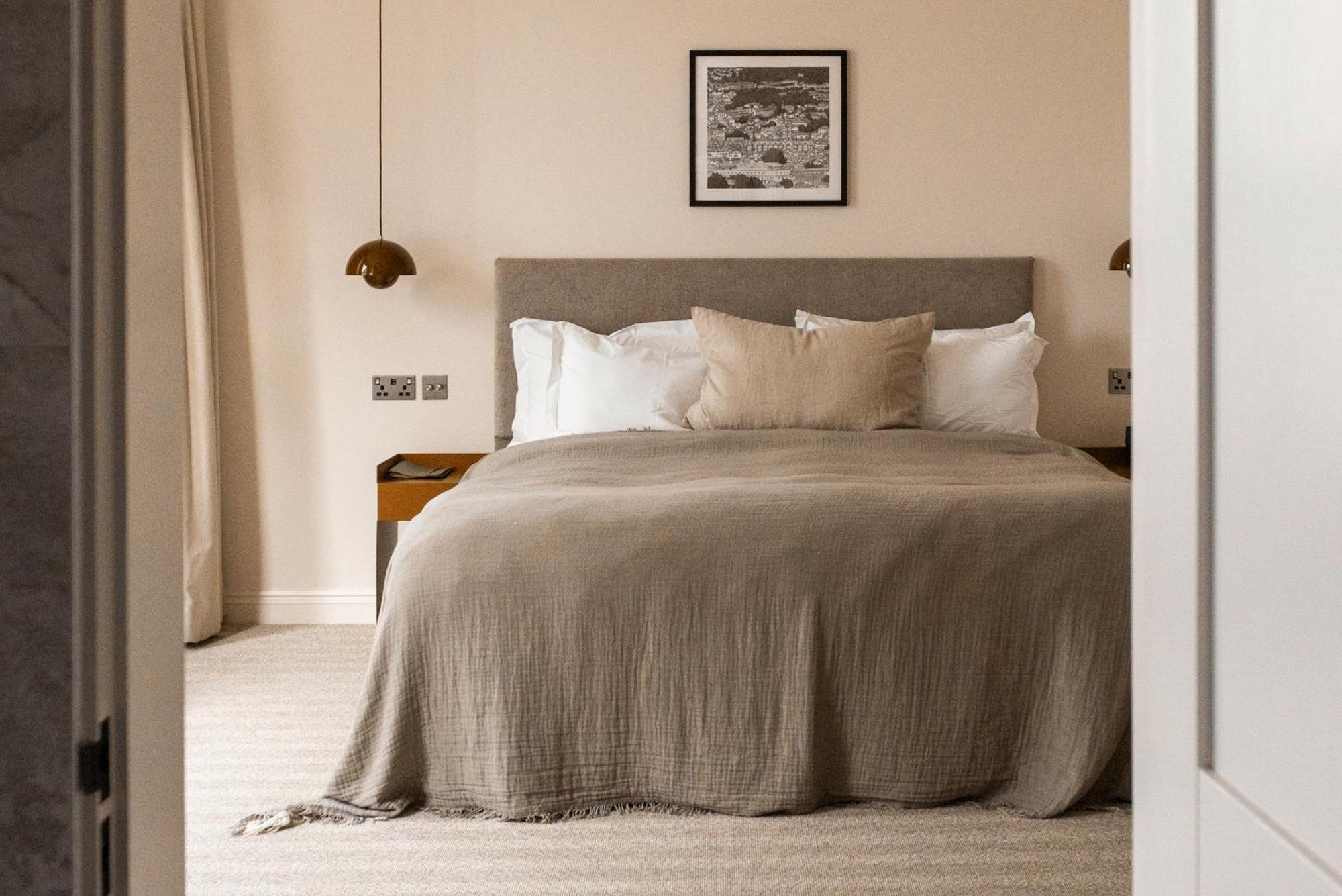 Leighton House - Boutique Guesthouse Бат Екстериор снимка A bedroom